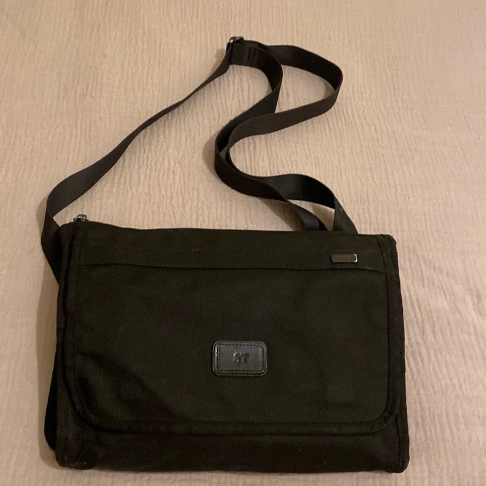 Tumi Alpha Slim Expandable Messenger Bag Black Ballistic Nylon Flip Over 22177DH